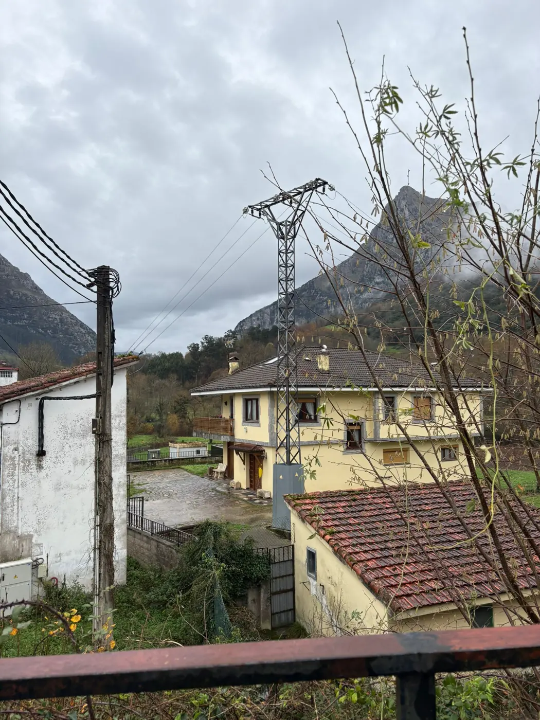 Línea eléctrica aérea en entorno rural