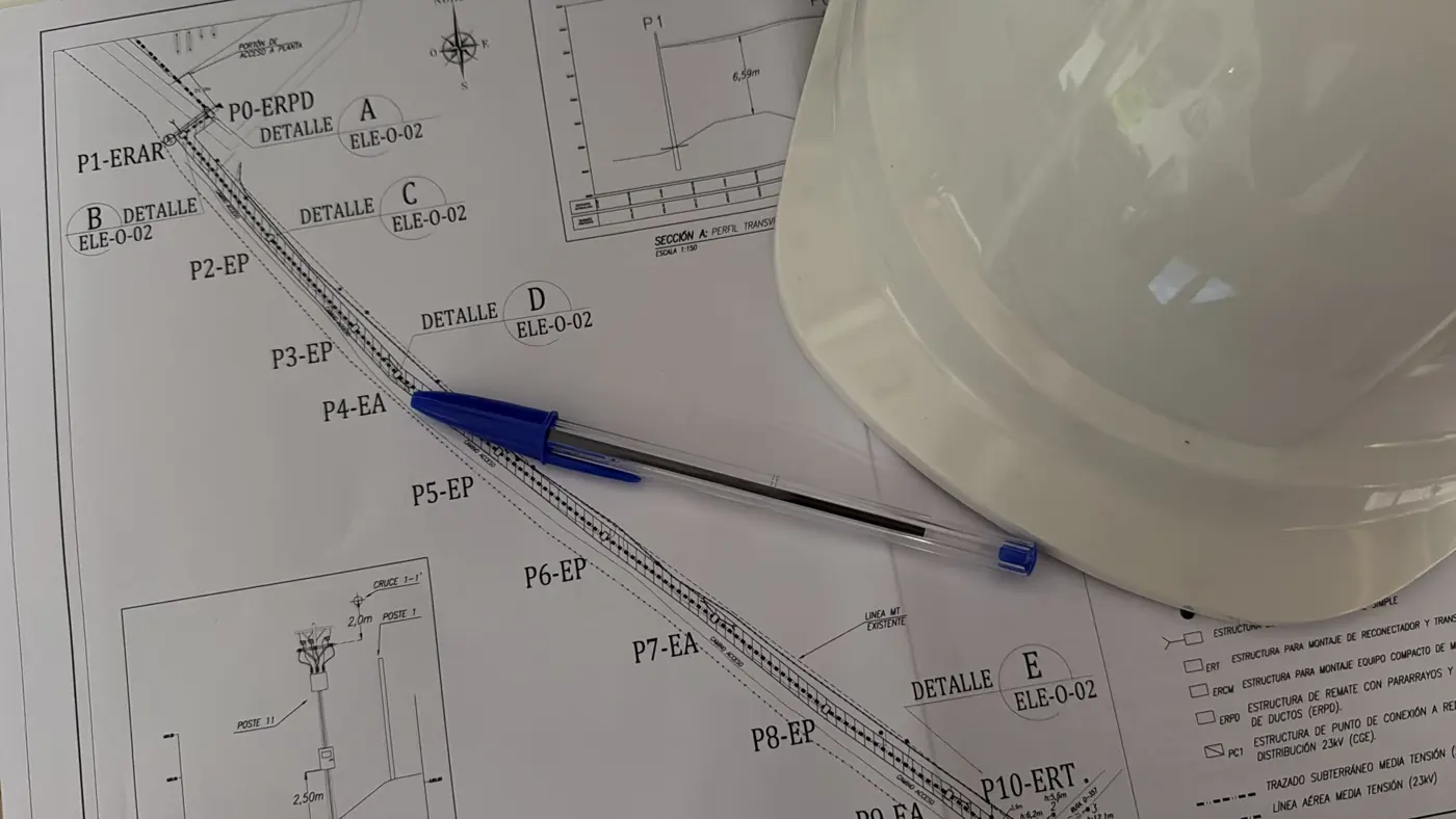 Plano de proyecto con casco de obra